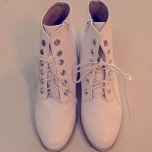 Chase + Chloe white ankle Roy booties size 9. NWOT. 2.5” heel.